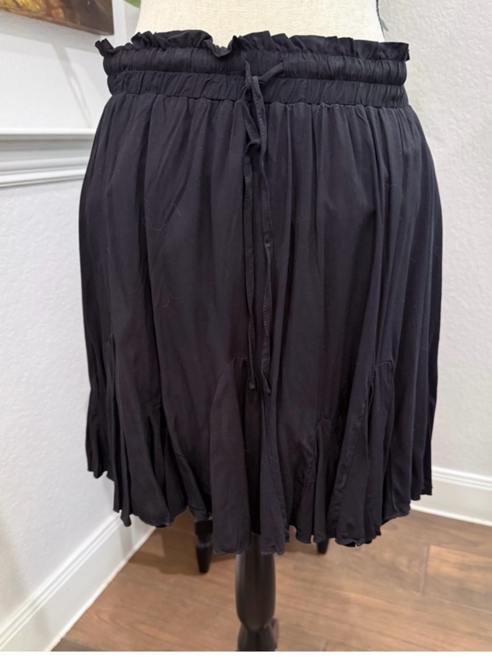 Black Elastic-Waist Flowy Skater Skirt
